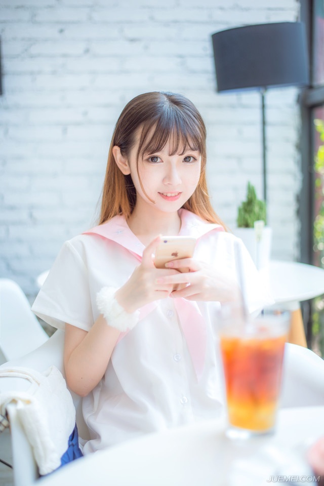 这里上百名将领一降，基本上，这十万大军就落入庞统的掌控了，微微一笑，点头示意众人起身道：“诸位快快请起。”